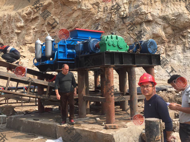 甘肅白銀時產(chǎn)150-200t的硅石對輥破碎機(jī)生產(chǎn)現(xiàn)場